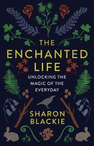 Boek kaft 'The Enchanted Life' met donkerblauwe achtergrond, tekst in geel en wit, en botanische illustraties in groen, oranje en rood.