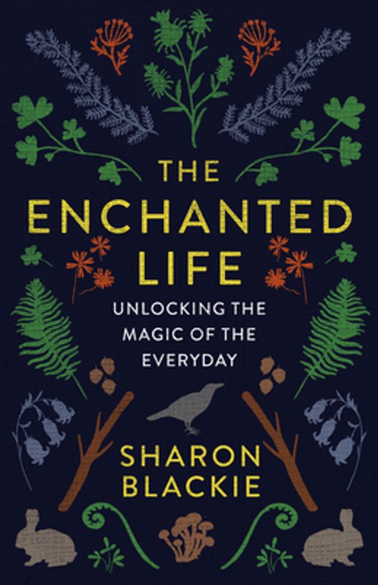 Boek kaft 'The Enchanted Life' met donkerblauwe achtergrond, tekst in geel en wit, en botanische illustraties in groen, oranje en rood.