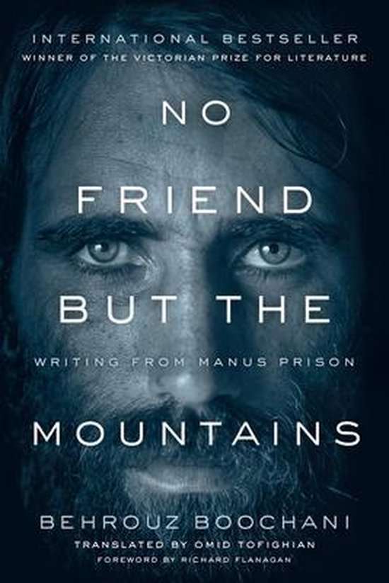 Boekcover met gezicht van een man, tekst: NO FRIEND BUT THE MOUNTAINS