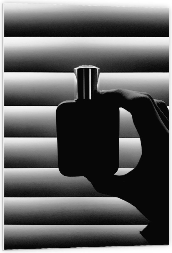 Forex - Zwart/Wit Parfumflesje Die Iemand Vasthoudt - 60x90cm Foto op Forex