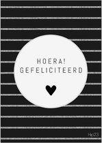 Hip23 | Wenskaart - Hoera! Gefeliciteerd - Zwart/wit - Verjaardag/felicitatie