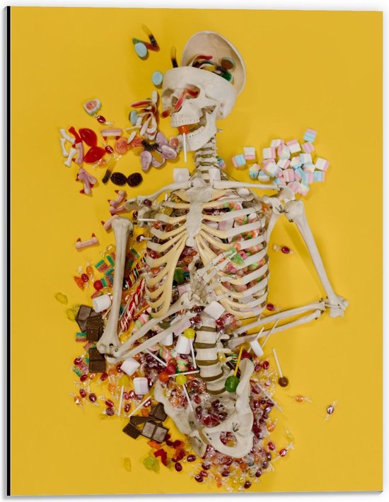 Dibond - Skelet met Snoep op Gele Achtergrond - 30x40cm Foto op Aluminium (Wanddecoratie van metaal)