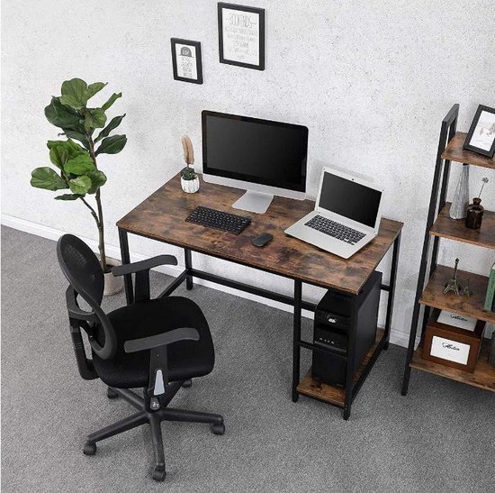 Bureau met bruin houtnerf blad, zwart frame en een computeropstelling, in een kantoor.