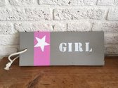 Tekstbord met de tekst "Girl" geboorte meisje, kraamkado, zwanger, stoer, babykamer