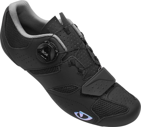 Zwarte damesfietsschoen met BOA sluiting, klittenband, mesh details en lichtblauw Giro logo.
