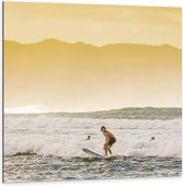 Dibond - Zee met Surfer - 100x100cm Foto op Aluminium (Wanddecoratie van metaal)