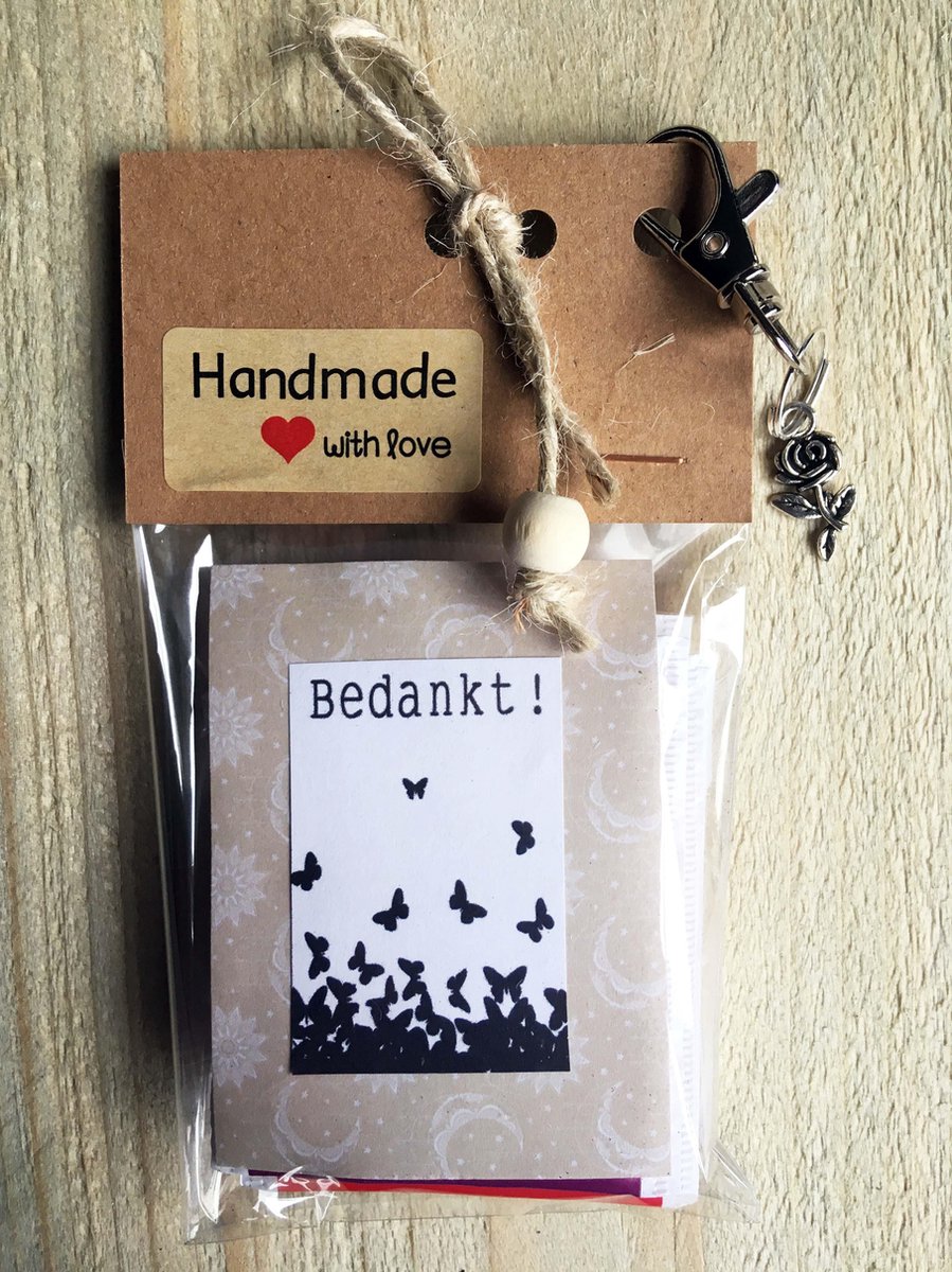 Thee cadeau met de tekst 'Bedankt', met sleutelhanger en bedeltje, 4 verschillende theezakjes, lief
