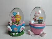 Set 2x Sneeuwbol Pasen  roze en blauw met paashaasje en paaskuikentjes  met glitters