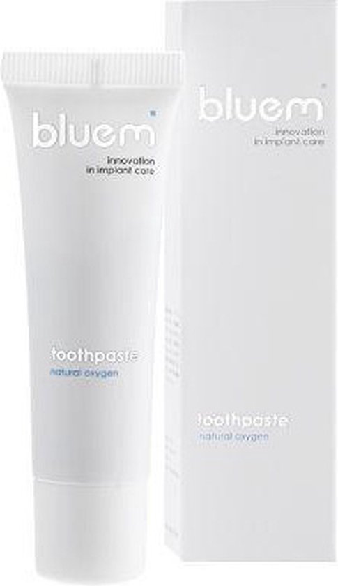 Witte tube tandpasta met blauwe letters 'blue m' en tekst 'toothpaste natural oxygen'. Naast een witte doos.