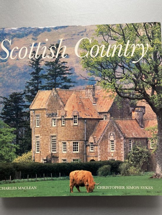 Boek 'Scottish Country' met een Schotse hooglander voor een stenen huis met oranjerode daken, omringd door bomen en groen.