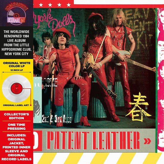 Vier mannen in rode outfits en rode baret, met gitaren. Een live album van de New York Dolls.