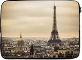 Laptophoes 14 inch - Dichte wolken boven Parijs en de Eiffeltoren - Laptop sleeve - Binnenmaat 34x23,5 cm - Zwarte achterkant