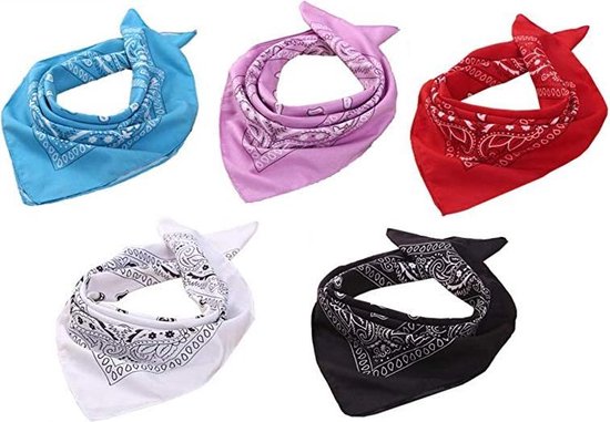 Vijf bandana's met paisley-patroon in blauw, paars, rood, wit en zwart.