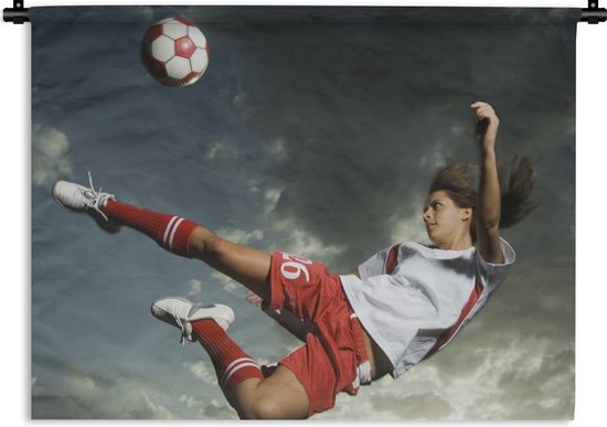beginsel Kip onstabiel Wandkleed Voetbal - Vrouw doet een volley Wandkleed katoen 180x135 cm -  Wandtapijt met... | bol.com