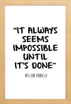 JUNIQE - Poster in houten lijst Onmogelijk - Quote van Nelson Mandela