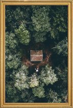 JUNIQE - Poster met houten lijst Verborgen hut - luchtfotografie
