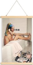 JUNIQE - Posterhanger Girl with Pearl Earring Bath time -40x60 /Grijs