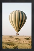 JUNIQE - Poster in houten lijst Luchtballon safari -60x90 /Geel &