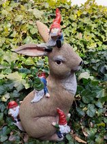 Kabouter beeld  konijn met 4 kaboutertjes op zijn lijf van Clayre&Eef  28x17x12 cm