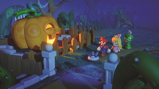 Gameplay van Mario + Rabbids Kingdom Battle in een spookachtige tuin met een grote pompoen, Mario, Peach, en Rabbid Peach die naar een verlicht pad kijken.