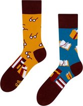 Verjaardag cadeautje - Leraar Mismatch - Studie boeken sokken - Leuke sokken - Vrolijke sokken - Luckyday Socks - Sokken met tekst - Aparte Sokken - Socks waar je Happy van wordt -
