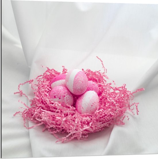 Dibond - Roze Eieren in Roze Nest - 80x80cm Foto op Aluminium (Wanddecoratie van metaal)