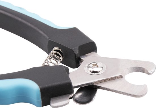 Close-up van een nagelknipper voor huisdieren met zwarte en blauwe handvatten en metalen snijbladen.