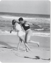 Muismat - Mousepad - Een koppel op het strand tijdens de Roaring Twenties in zwart-wit - 30x40 cm