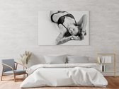 Fotoschilderij van een fitte vrouw in lingerie liggend op bed - geborsteld aluminium 120cmX80cm (wanddecoratie)