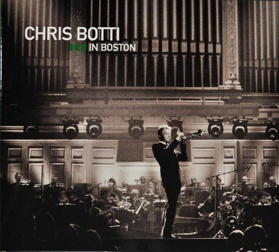 Chris Botti speelt trompet op podium met orkest en orgel op achtergrond. Tekst: CHRIS BOTTI IN BOSTON.