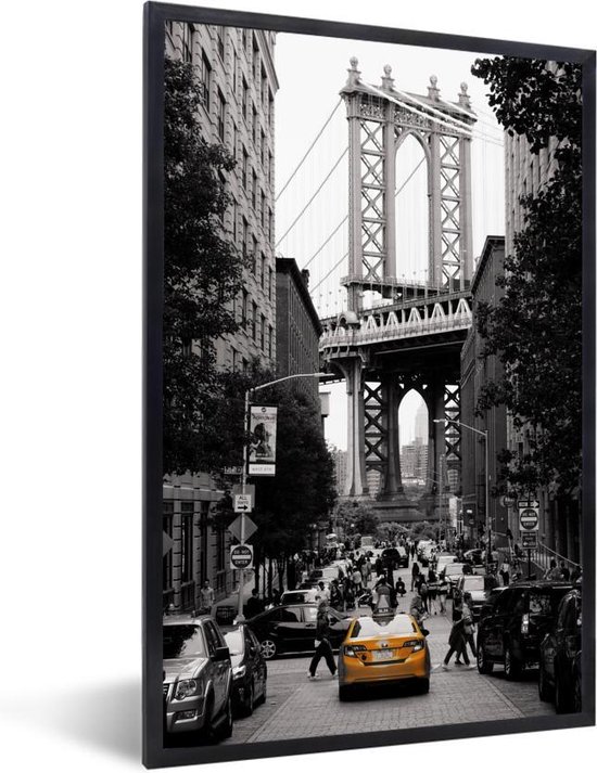 Poster met lijst Zwart-wit foto een gele taxi in het Amerikaanse York - cm | bol.com