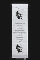 Gandhi - Wanddoek - Wandkleed - Wanddecoratie - Muurdecoratie - Spreuken - Meditatie - Filosofie - Spiritualiteit - Wit doek - Zwarte Tekst - 122 x 35 cm.