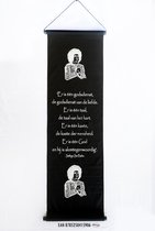 Satya Sai Baba - Wanddoek - Wandkleed - Wanddecoratie - Muurdecoratie - Spreuken - Meditatie - Filosofie - Spiritualiteit - Zwart Doek - Witte Tekst - 122 x 35 cm.
