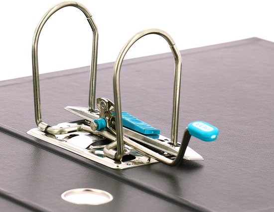 Zilverkleurig ringmechanisme met een blauwe hendel en soft-grip op een zwarte ordner.