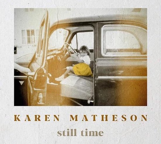 Karen Matheson - Still Time albumhoes met een meisje in een auto.
