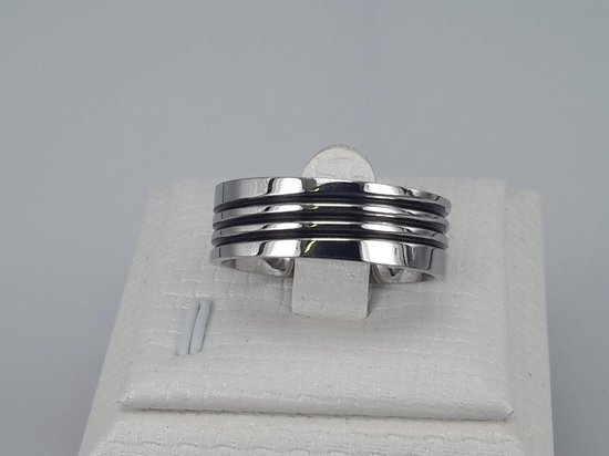 RVS ring maat 23 voorzien van glans zilver met Triple diagonal stripe zwarte PVD Coating. Deze ring is zowel geschikt voor dame of heer.