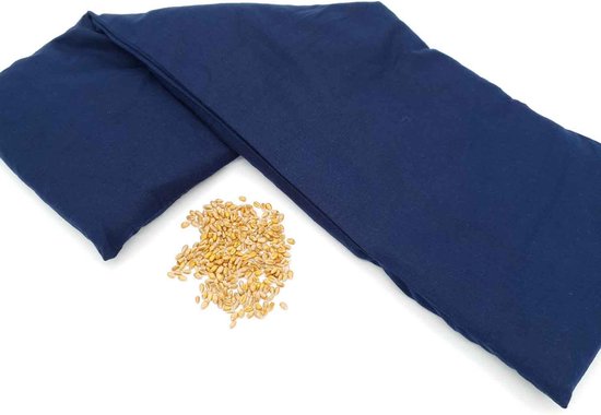 Langwerpig donkerblauw pittenkussen met tarwe ernaast.