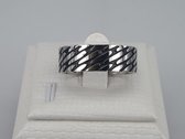 RVS - Ring - maat 20 - zilverkleurig met een zwart diagonaal motief coating. Deze ring is zowel geschikt voor dame of heer.