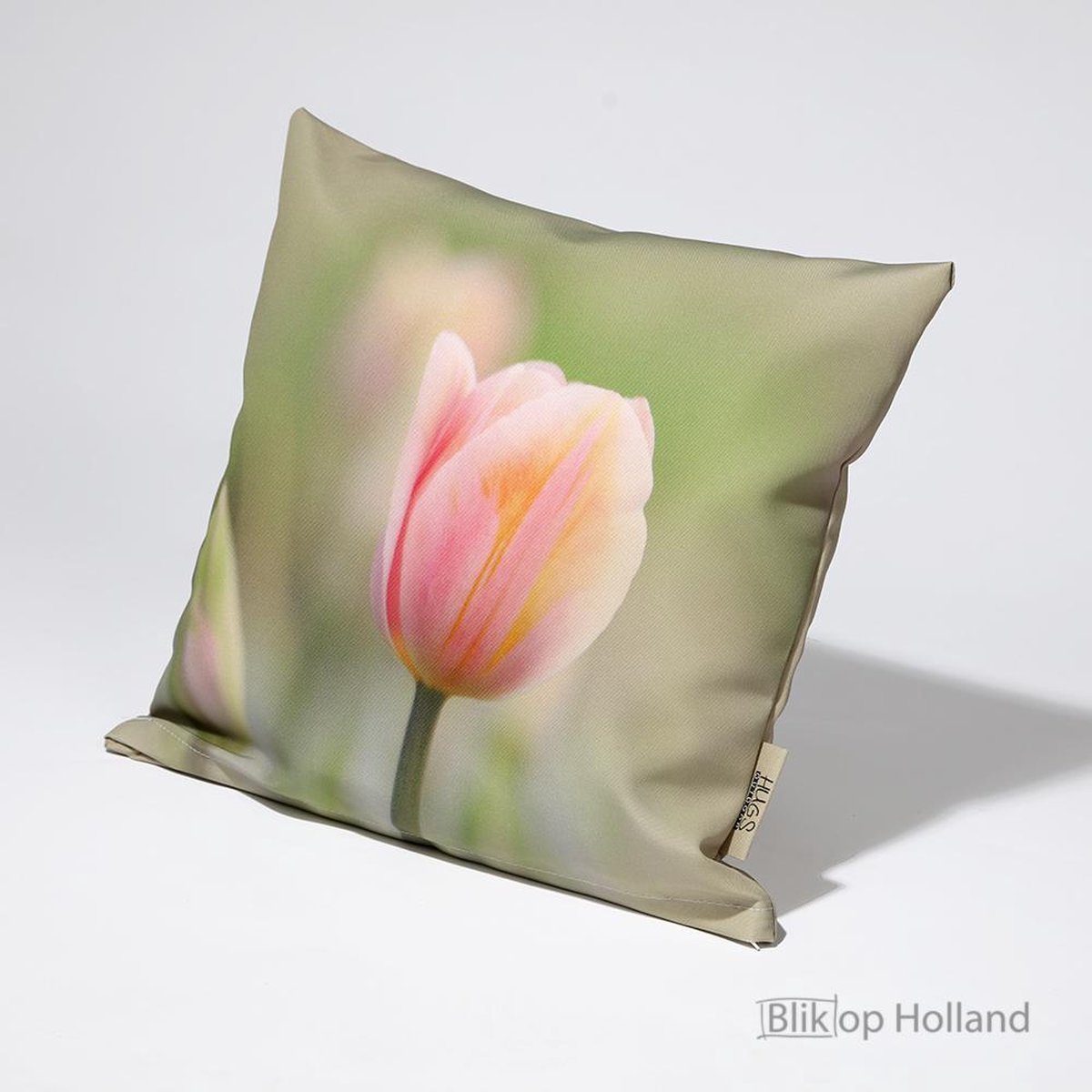 HUGS buitenkussen | tulpen | 40 x 40 | uniek tuinkussen | outdoor kussen | terras aankleding | waterafstotend