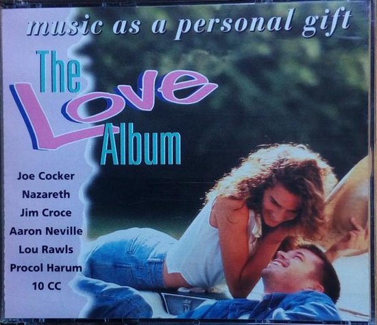Cd-hoes voor 'The Love Album' met een liefdevol stel op de voorgrond, 'music as a personal gift' tekst bovenaan.