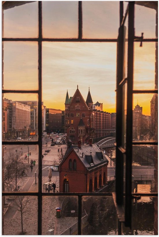 Poster - Uitzicht op Stad met Zonsondergang vanuit Raam - Foto op Posterpapier
