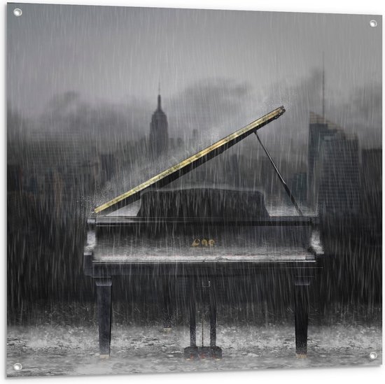 Tuinposter – Piano met Uitzicht op Gebouwen in de Regen (zwart/wit) - 100x100cm Foto op Tuinposter  (wanddecoratie voor buiten en binnen)