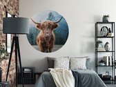 Luxe Behangcirkel zelfklevend Schotse hooglander portret in de bergen - blauw/donker groen - Sticky Decoration - wooncirkel - decoratie - woonaccesoires - behangcirkel - diameter 60 cm