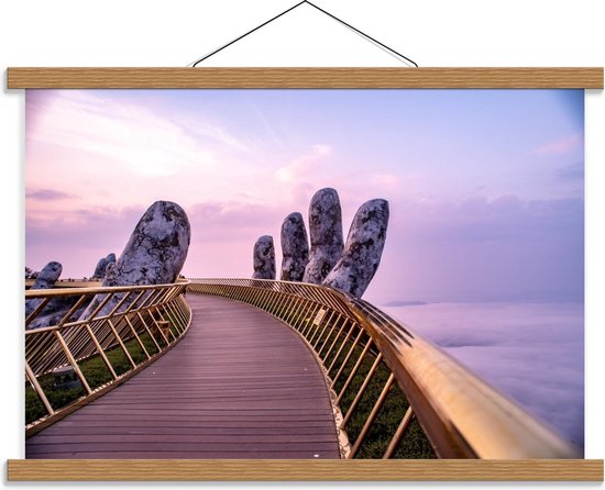 Schoolplaat – In The Hands of God Brug in Vietnam met Paarse Lucht - 60x40cm Foto op Textielposter (Wanddecoratie op Schoolplaat)