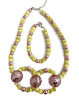 UITVERKOOP !!!Petra's Sieradenwereld - Handgemaakte ketting met bijpassende armband met roze glasparels, gele 3D kralen en grote roze kralen (905)