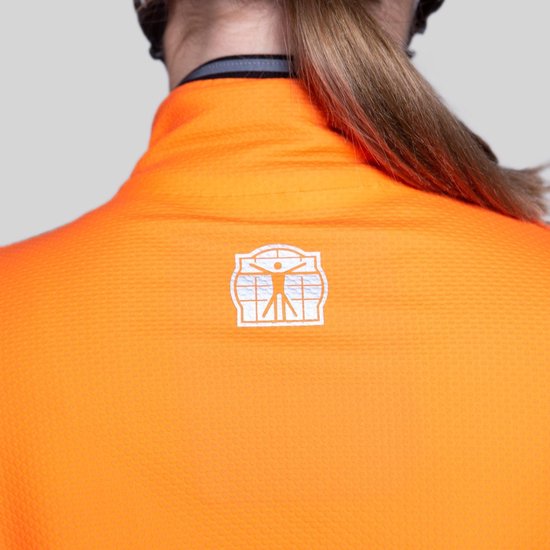 Oranje fietsjack met op de rug het witte BIORACER logo.