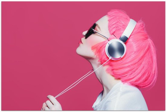 Poster – Vrouw met Roze Haar en Koptelefoon - 120x80cm Foto op Posterpapier