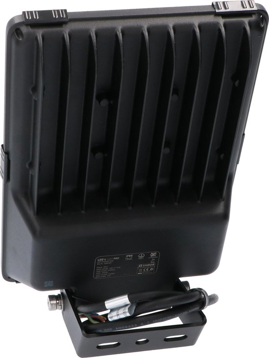 Zwarte LED-schijnwerper, achterkant met koelribben en technische specificaties.