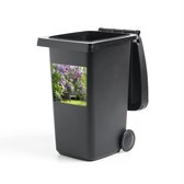 Container sticker Sering - Tuin gevuld met seringen Klikosticker - 40x40 cm - kliko sticker - weerbestendige containersticker