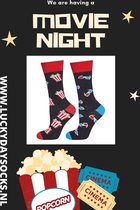 Verjaardag cadeau - Bioscoop Sokken - Popcorn Sokken - Leuke sokken - Valentijnsdag cadeau - Vrolijke sokken - Luckyday Socks - Sokken met tekst - Aparte Sokken - Socks waar je Hap